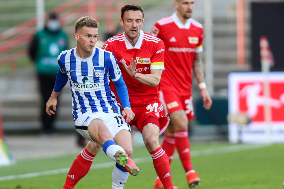 Voller Einsatz im Stadtderby: Christian Gentner (r.) im Zweikampf mit Herthas Maximilian Mittelstädt.