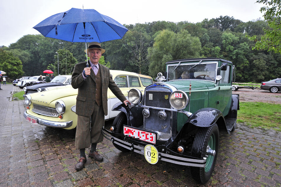 Steht seinem Gefährt modetechnisch in nichts nach: Oldtimer-Fan Erwin Jentsch (81).