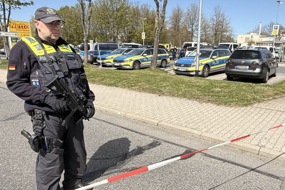 Das Gebiet rund um den Tatort wurde von schwerbewaffneten Polizisten abgesichert.