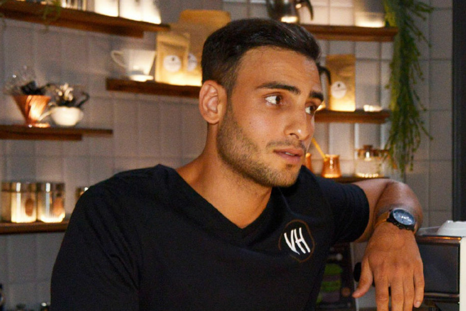 Nihat tritt mal wieder voll ins Fettnäpfchen und überrascht die Falsche mit nackten Tatsachen.