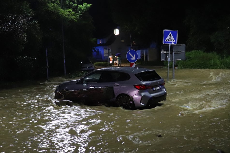 Ein Auto steht auf einer überfluteten Straße in der Stadt Ebersbach an der Fils.