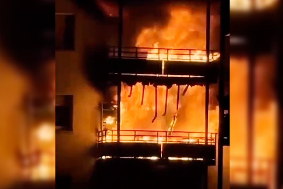Wohnhaus-Brand in Frankfurt-Gallus in der Silvester-Nacht: Zwei Balkone brannten lichterloh.