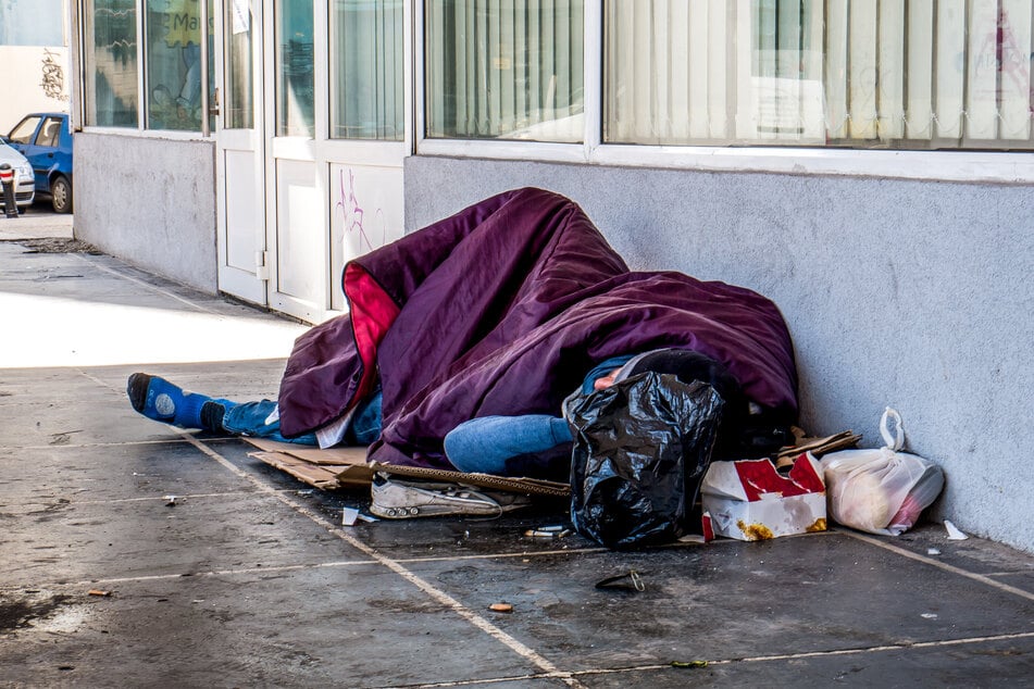 Ein 18-Jähriger hat in Düsseldorf auf mehrere Obdachlose uriniert. (Symbolbild)