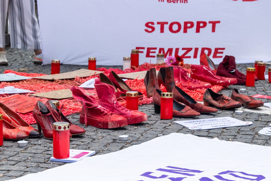 Berlin: Zu wenig Schutzplätze für Frauen: Rote Schuhe werden in Berlin zum Protest-Symbol
