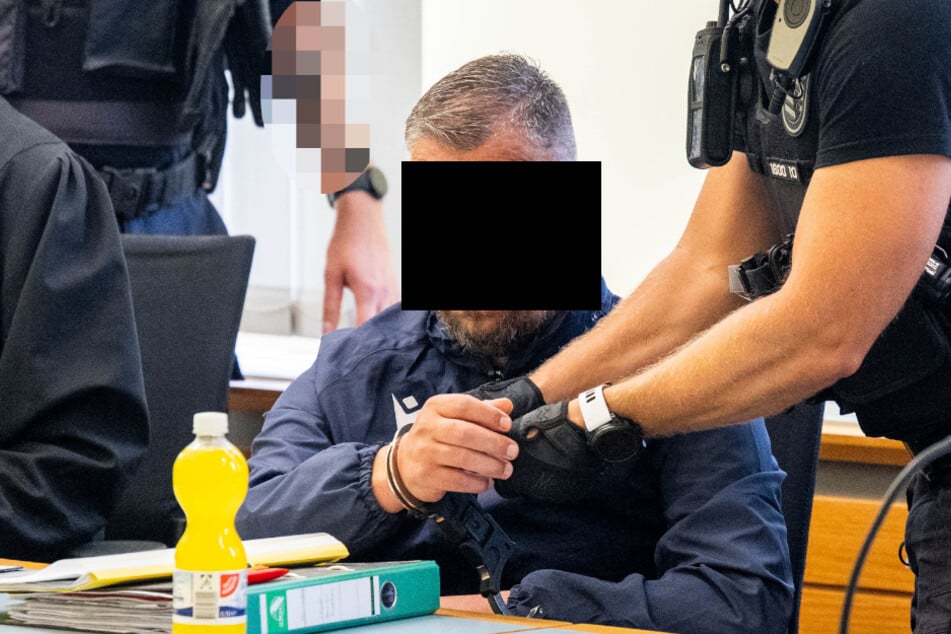 André R. (45, M.) muss sich unter anderem wegen Nachstellung, Körperverletzung und Nötigung verantworten.