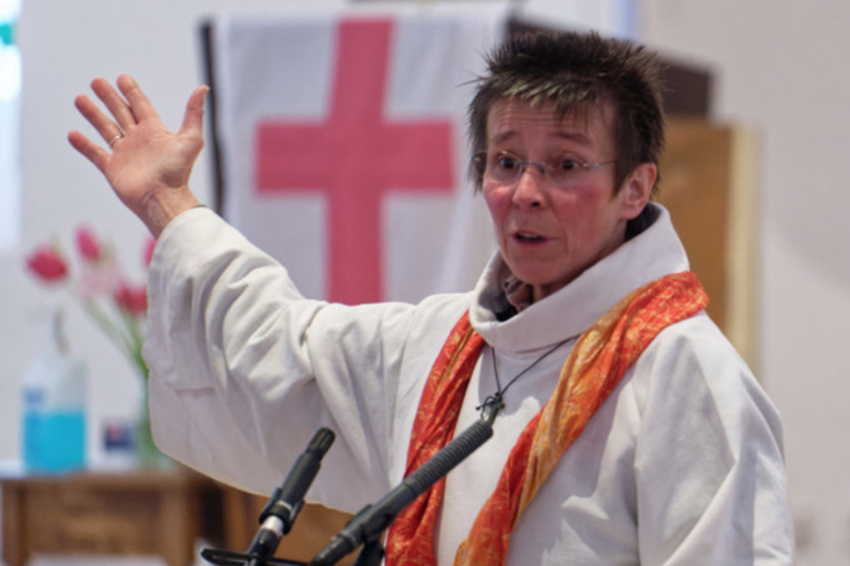 Marianne Arndt, Gemeindereferentin, predigt bei einer Messe in der Katholischen St. Elisabeth-Kirche in Köln.