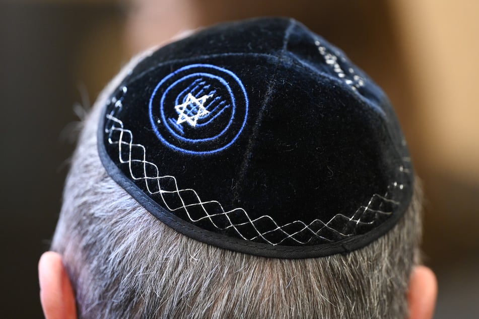 Bei der Befragung zur Autoritarismusstudie 2024 der Universität Leipzig zeigte sich erstmals seit Jahren ein leichter Anstieg bei antisemitischen Einstellungen. (Symbolbild)