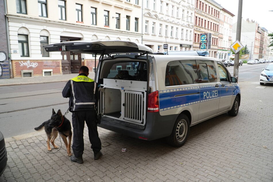 Dabei kam auch ein Spürhund zum Einsatz.