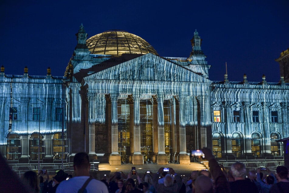 2025 erinnerte in Berlin eine Lichtinstallation an die Reichstags-Verhüllung vor 30 Jahren durch Verpackungs-Künstler Christo.