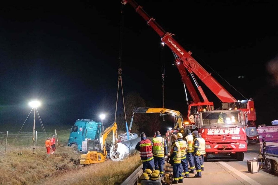 Das tonnenschwere Fahrzeug musste aufwendig geborgen werden. Die A72 war bis in die Morgenstunden gesperrt.