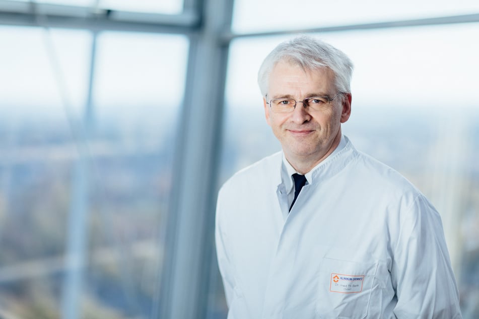 Chefarzt Thomas Barth (62) sieht die Folgen des Drogenkonsums täglich: Viele Patienten kommen nicht mit einer einzelnen Sucht, sondern mit gefährlichem Mischkonsum.