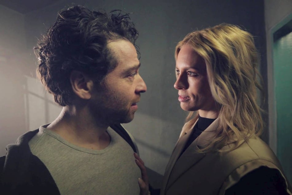 Zoe erscheint Carlos im Traum, während er weiterhin im Gefängnis sitzt.