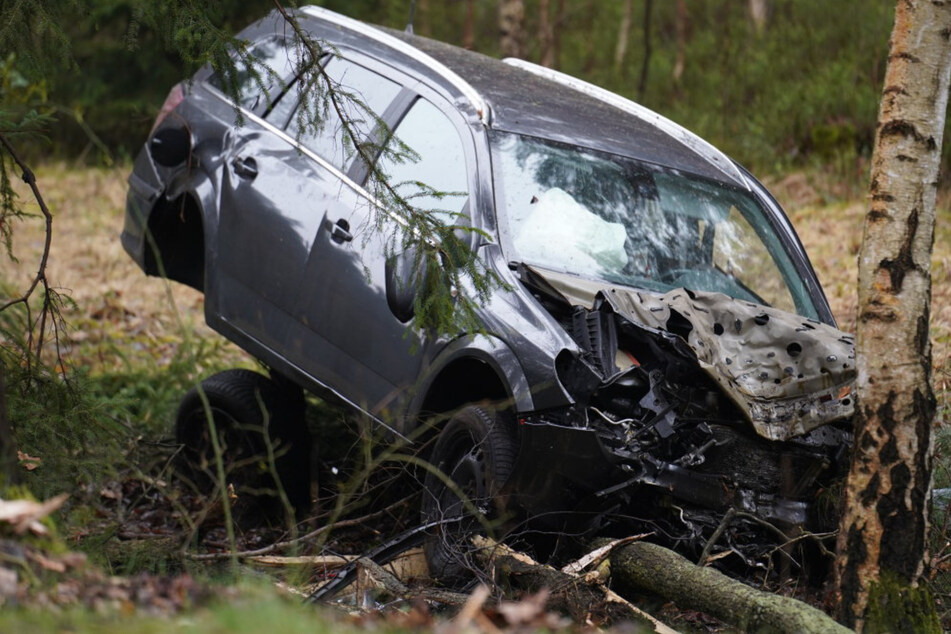 Opel kracht gegen Bäume: Totalschaden und stundenlange Vollsperrung