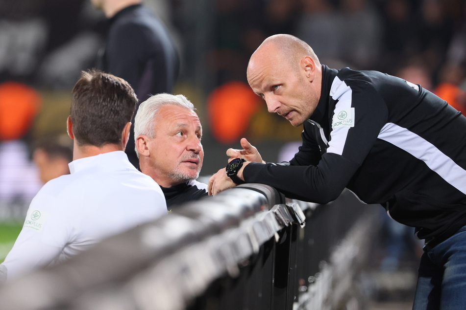 Sportchef Matthias Heidrich (45, r.) und Trainer Pavel Dotchev (58) haben bei Dynamos Auftritt in Ulm ganz genau hingeschaut.