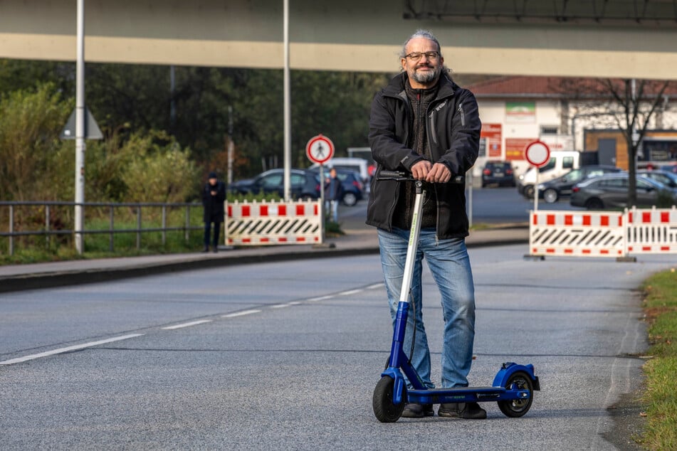 Stadtwehrleiter Kai Bigge (53) muss sicherstellen, dass im Ernstfall genügend Rettungskräfte anrücken - trotz Brückensperrung.