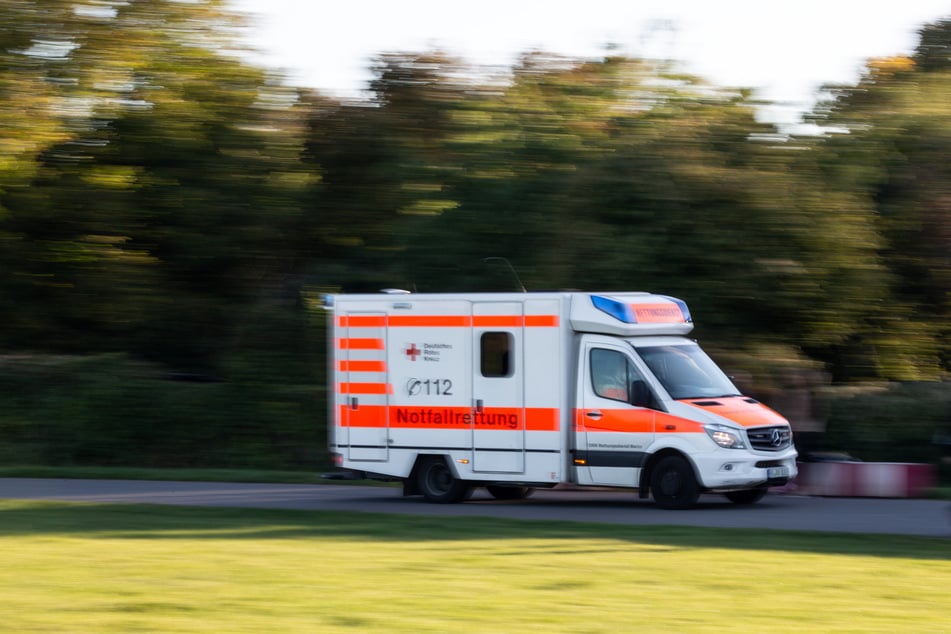 In dem Rettungswagen befand sich zum Zeitpunkt des Unfalls eine Patientin. Auch sie wurde leicht verletzt. (Symbolbild)