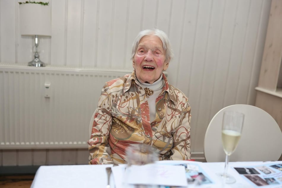 Glückliche Jubilarin: Gisela Schöbel-Graß ist am Donnerstag 100 Jahre alt geworden.
