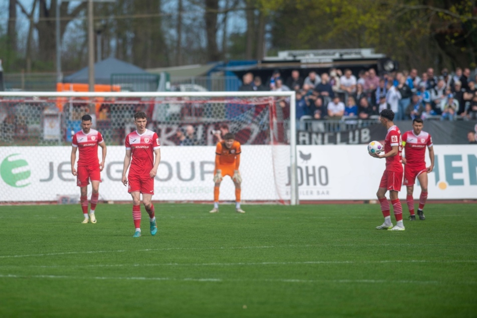 Bedröppelte Mienen: Der Greifswalder FC musste nach 21 Minuten den Ball schon zum dritten Mal aus dem eigenen Netz holen.