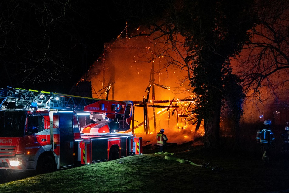 Glücklicherweise konnten die alarmierten Feuerwehren am Abend ein Übergreifen der Flammen auf andere Gebäude verhindern.