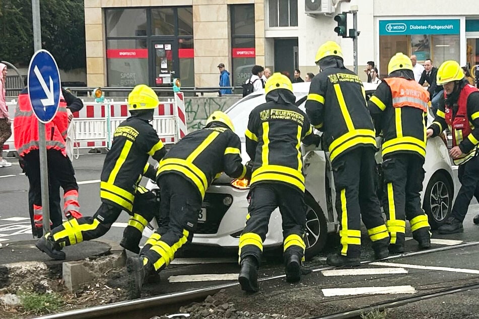 Auto und U-Bahn krachen ineinander: Feuerwehr hat alle Hände voll zu tun