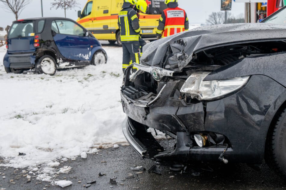 Auf einer Kreuzung in Mittweida krachte es am Freitagnachmittag: Ein Skoda stieß mit einem Smart zusammen.