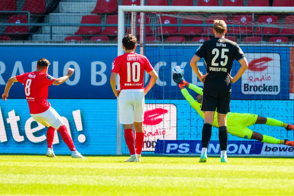 Die wichtige Führung: Niklas Kreuzer (l.) verwandelt zum 1:0 für den Halleschen FC, Verls Keeper Niclas Thiede (r.) streckt sich vergeblich.