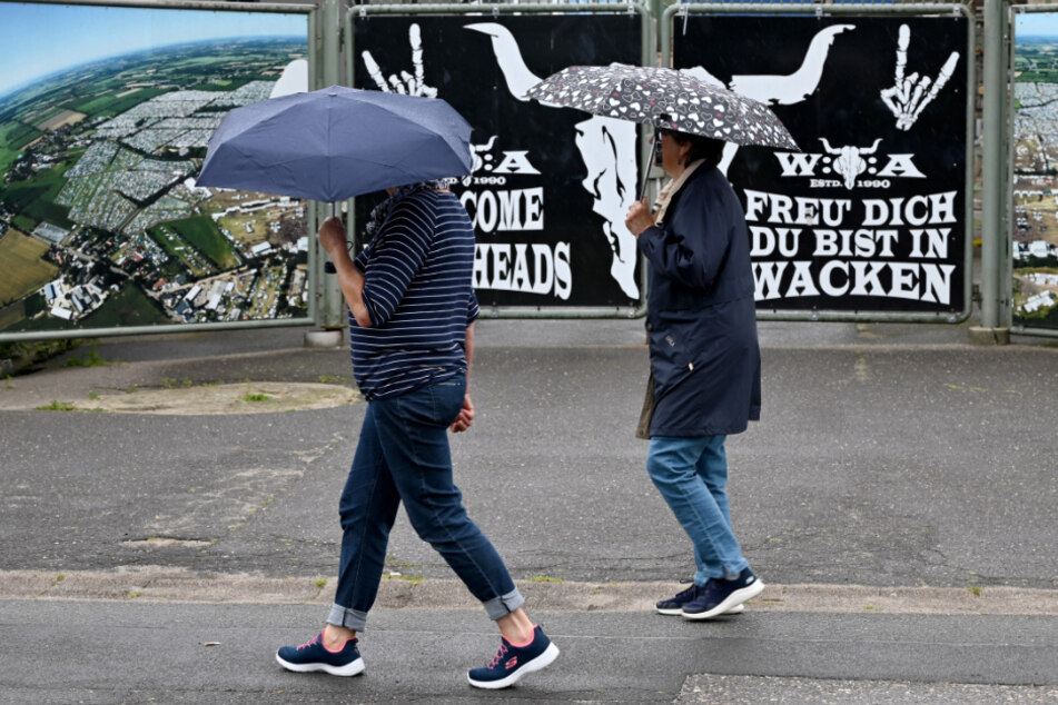 Es regnet in Wacken - eigentlich perfektes Wetter für die legendären Schlammschlachten auf dem Festivalgelände, wenn nur Corona nicht wäre.