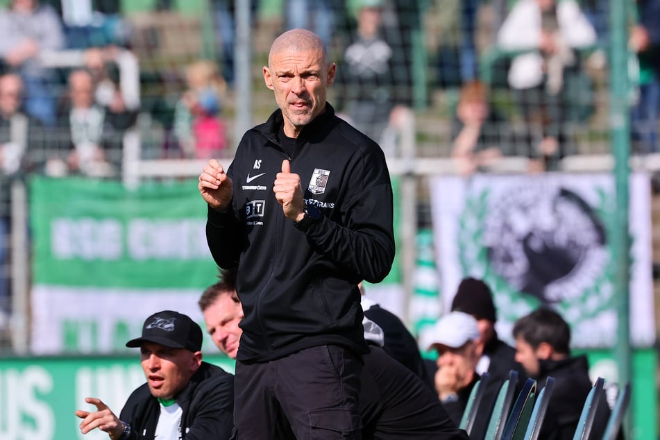 Leipzigs Trainer Alexander Schmidt (57) muss als Verantwortlicher einige schwierige Entscheidungen treffen.