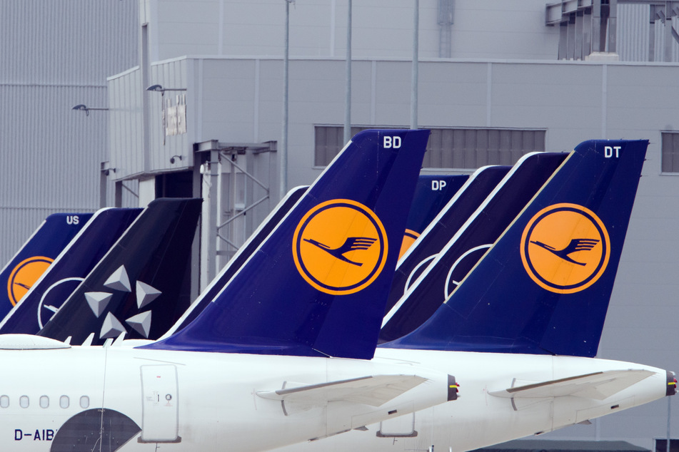 Flugzeuge der Fluggesellschaft Lufthansa stehen am Flughafen Schönefeld.