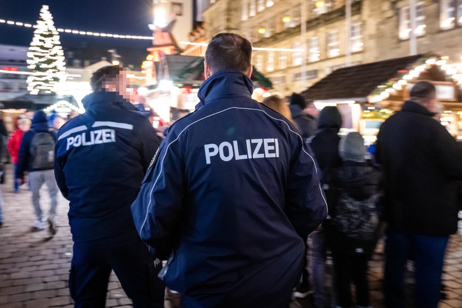 Auf sächsischen Weihnachtsmärkten müssen die Besucher mit Durchsuchungen rechnen. Damit will die Polizei das Messerverbot kontrollieren. (Symbolbild)