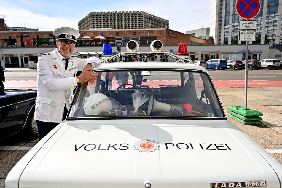 Frank Stritzke (66) kaufte sich ein originales Volkspolizei-Auto.