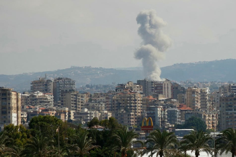 Unablässig bombardiert die israelische Luftwaffe Ziele im Libanon. Das Foto zeigt einen Angriff auf ein Dorf nahe der Küstenstadt Tyros.