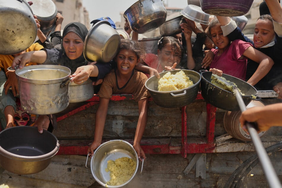 Palästinenser kämpfen um gespendete Lebensmittel in einer Gemeinschaftsküche im nördlichen Gazastreifen.