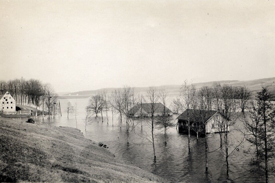 Der Probestau um Steinbrückmühle hatte seinerzeit schon fast alle Häuser unter Wasser gesetzt.