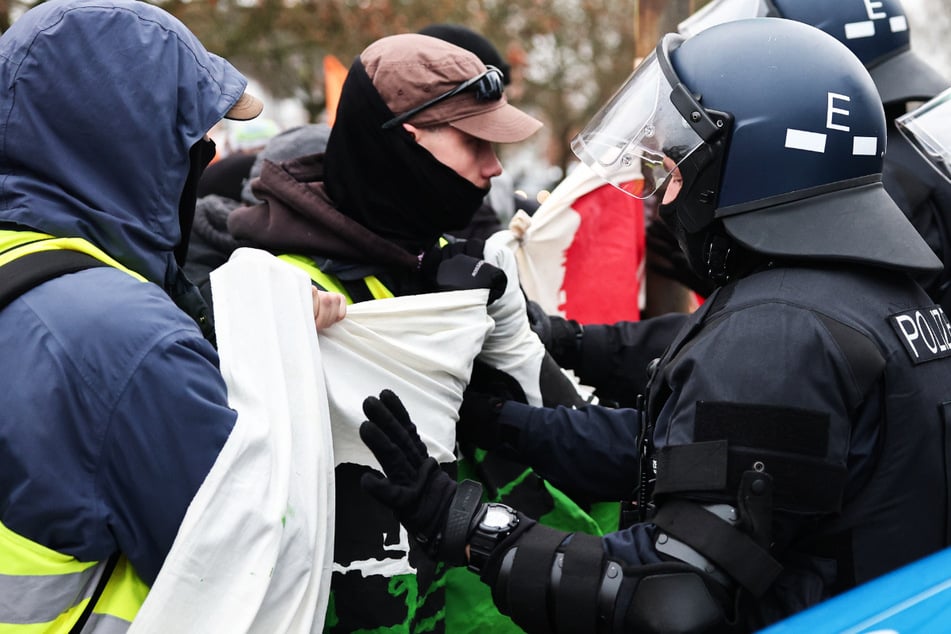 Anti-AfD-Protest in Gießen: Polizisten drücken Demonstranten zurück.