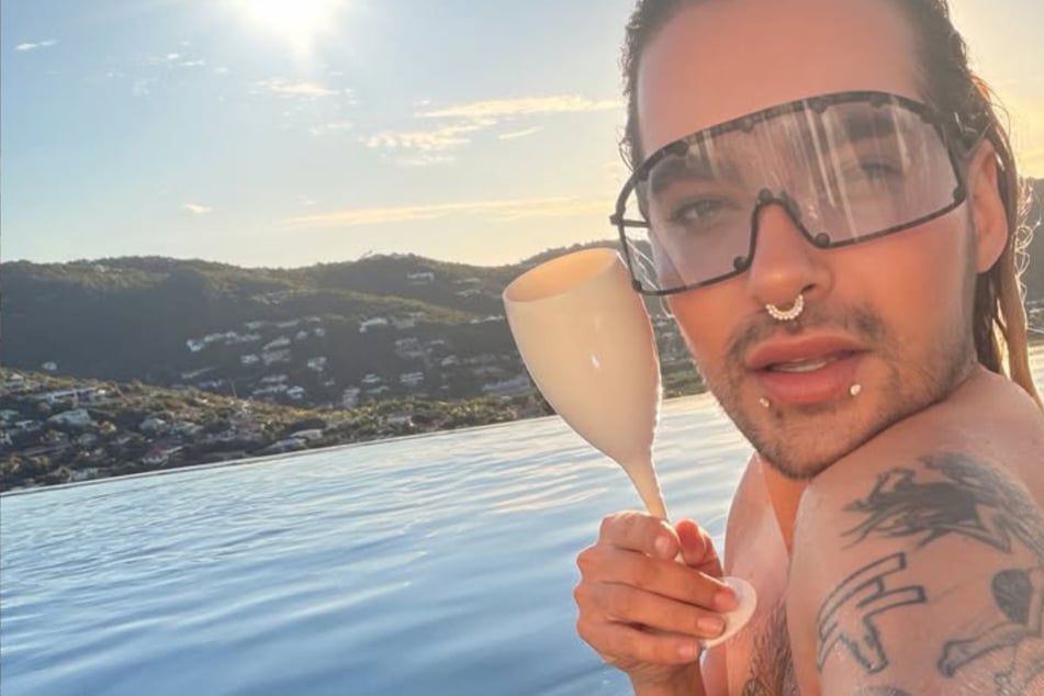 Neujahrsgrüße im Tanga: Bill Kaulitz überrascht Fans mit Poolfoto