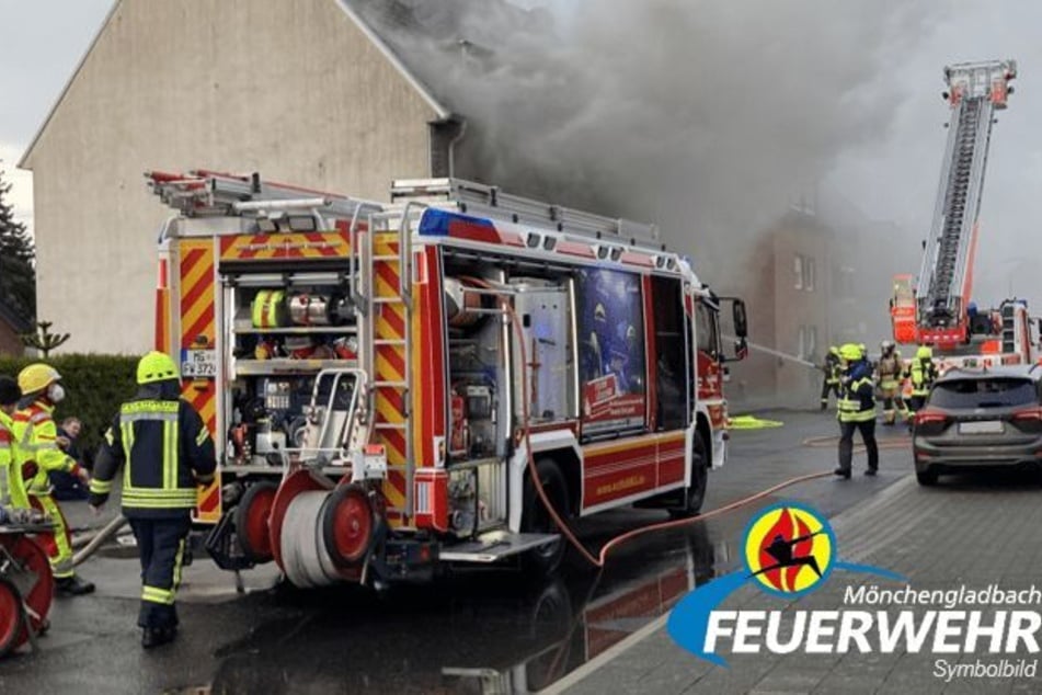 Die Feuerwehr Mönchengladbach war mit mehreren Löschfahrzeugen im Einsatz.