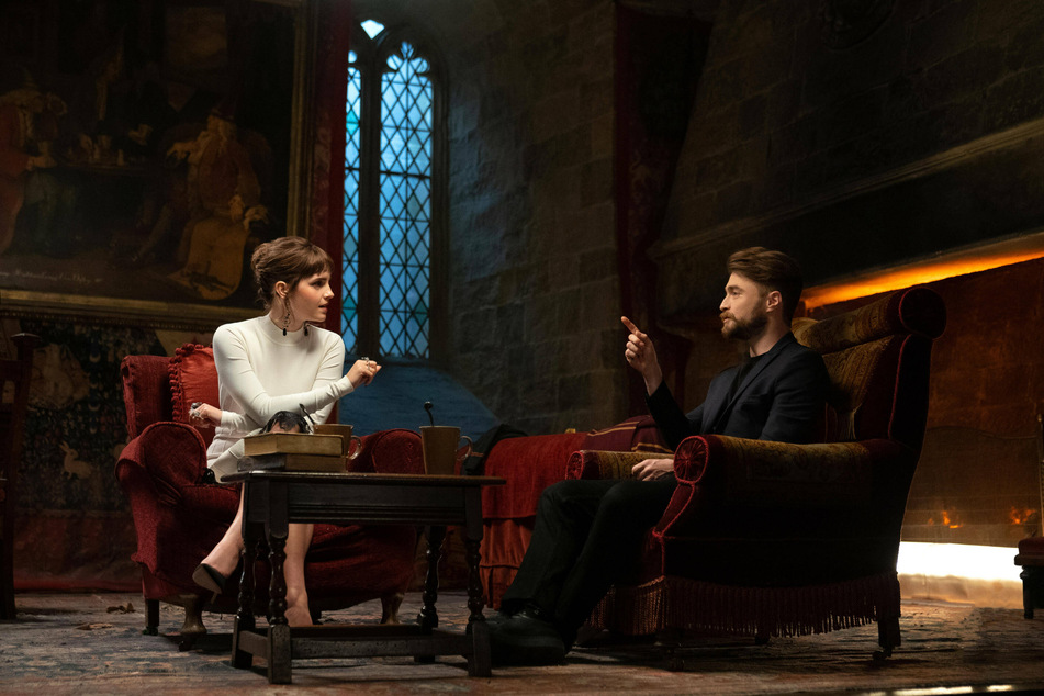 Daniel Radcliffe (r.) and Emma Watson (l.), who played Harry Potter and Hermione Granger respectively in the Harry Potter series, talk about their experience in the HBO Max reunion special.