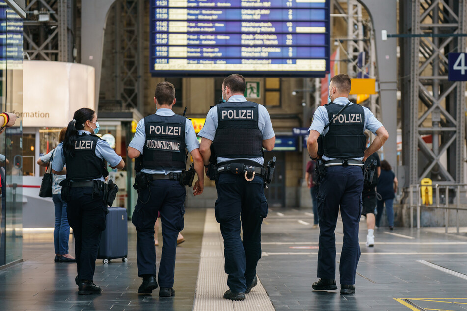 Die Bundespolizei in Magdeburg musste sich am Freitag mit einem aggressiven Maskenverweigerer auseinandersetzen. (Symbolbild)