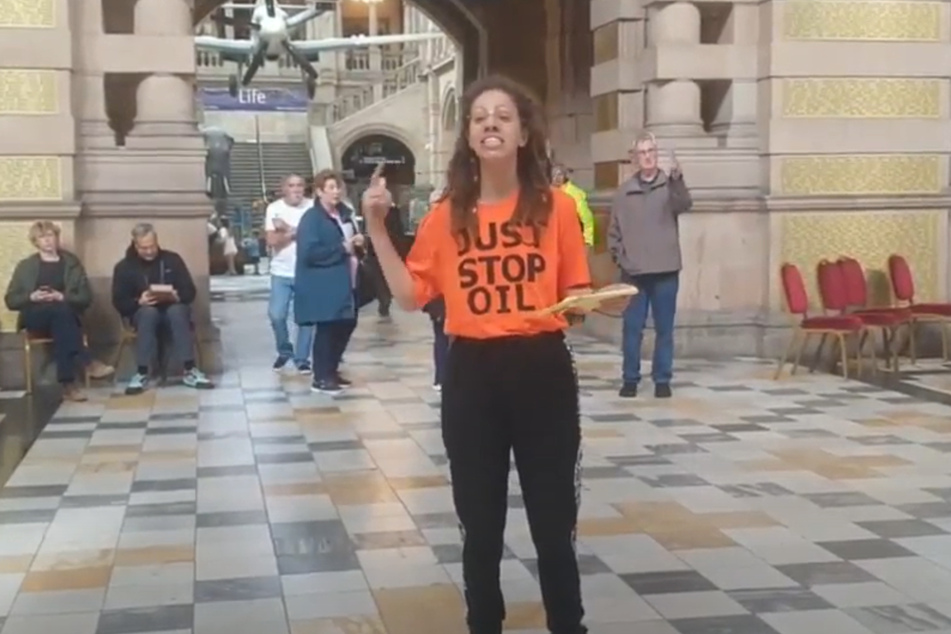 Aktivistin Emma (30) hält eine Rede im Foyer des Museums.
