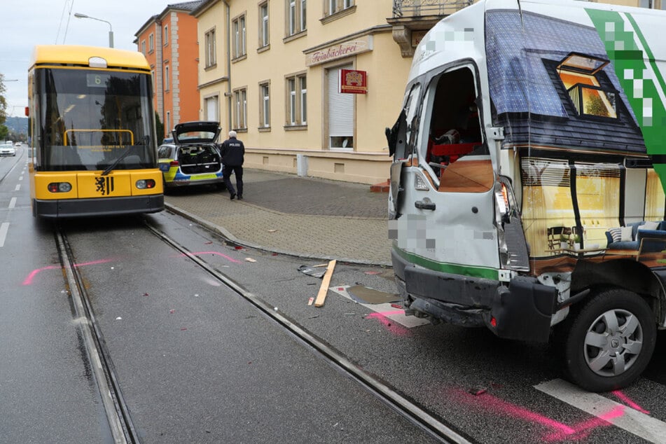 Kleintransporter fährt rückwärts und kollidiert mit Straßenbahn