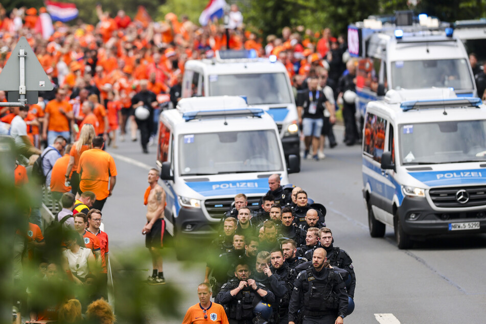 Halbfinal-Knaller in Dortmund! Die Polizei hat alle Hände voll zu tun, muss beide Fanlager trennen.