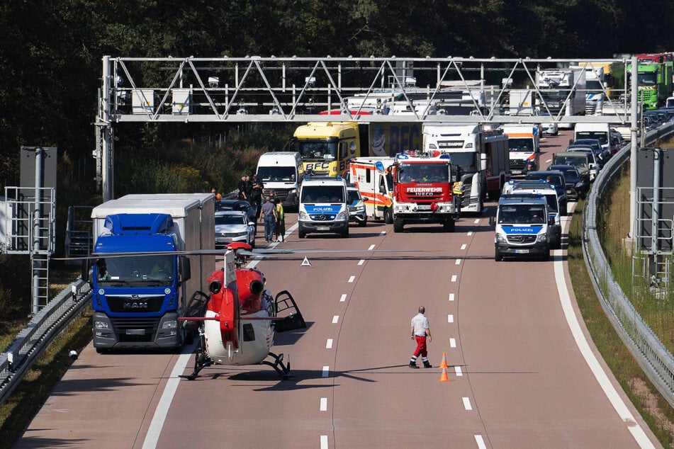 Unfall A9: Mehrere Unfälle auf der A9: Eingeklemmte Frau mit Heli ins Krankenhaus!