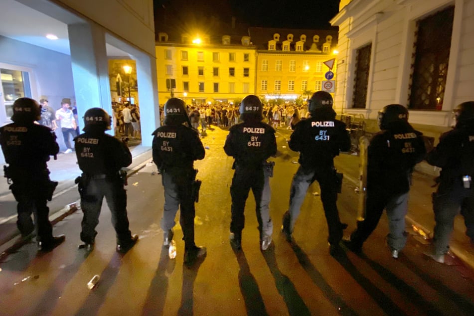 Polizeieinsatz in Augsburg: Hunderte junge Leute feierten in der Innenstadt. Bei dem Einsatz seien zahlreiche Beamte verletzt worden, sagte ein Polizeisprecher. Auch auf der Seite der Feiernden habe es Verletzte bei dem Einsatz gegeben.