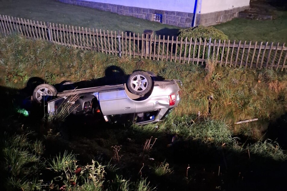 Kopfüber landete der Audi im Bach.