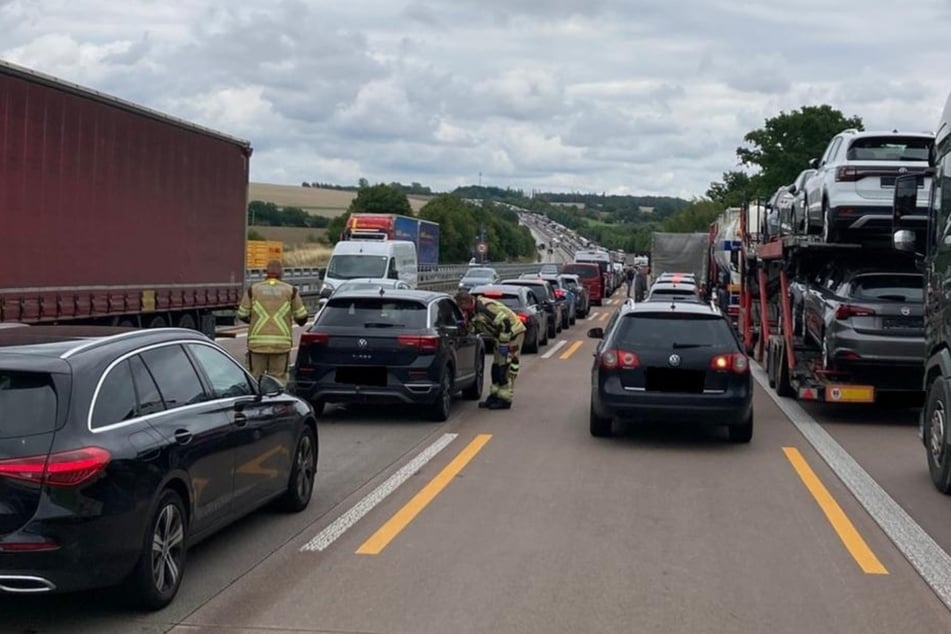 Die Einsatzkräfte der Feuerwehr gingen zu den Autos hin, um sie zurechtzuweisen und zu lotsen.