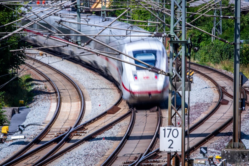Die Arbeiten auf der Strecke Hamburg-Berlin verzögern sich auf unbestimmte Zeit. (Symbolfoto)