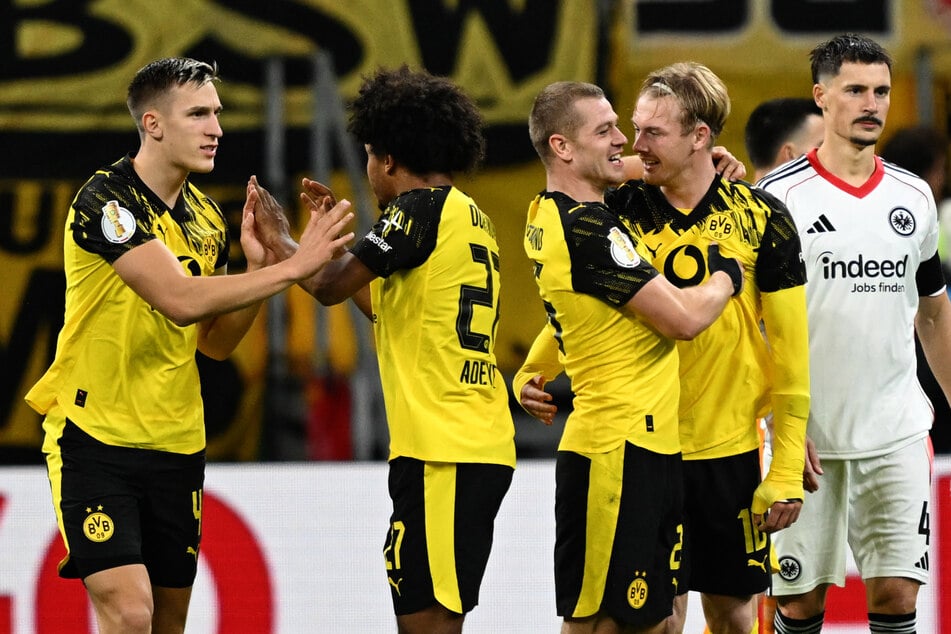 Um den 1:1-Ausgleichstreffer von Julian Brandt (2.v.r.) gab es Diskussionen: Zuvor hatte sein Mitspieler Maximilian Beier im Abseits gestanden.