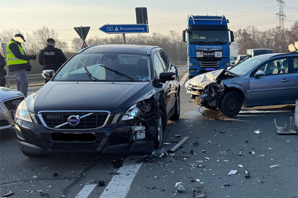 Heftiger Unfall nahe A36: Opel kracht beim Abbiegen mit Volvo zusammen