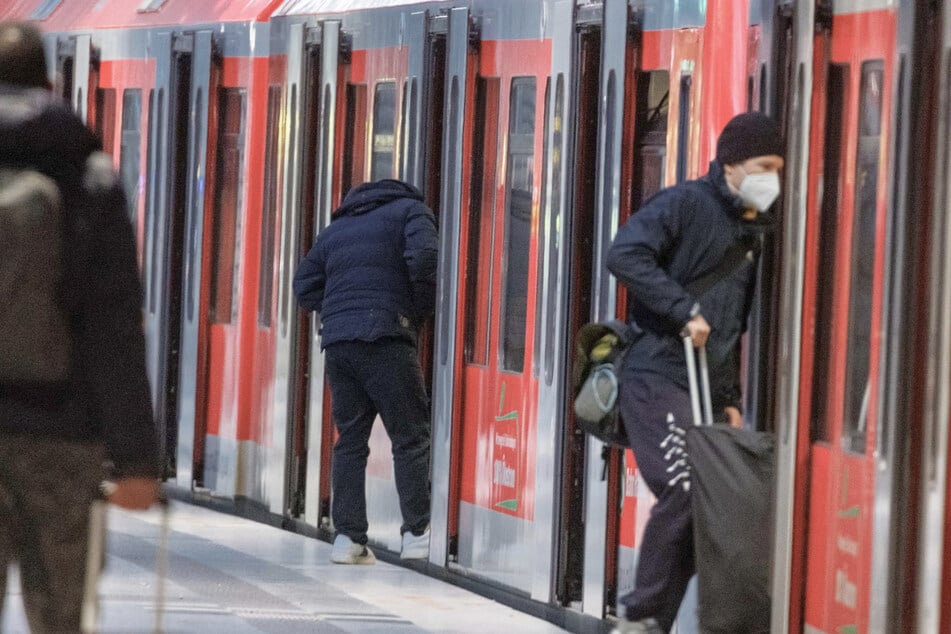 Mann hält sich illegal in Gleis auf und löst Schnellbremsung von S-Bahn aus